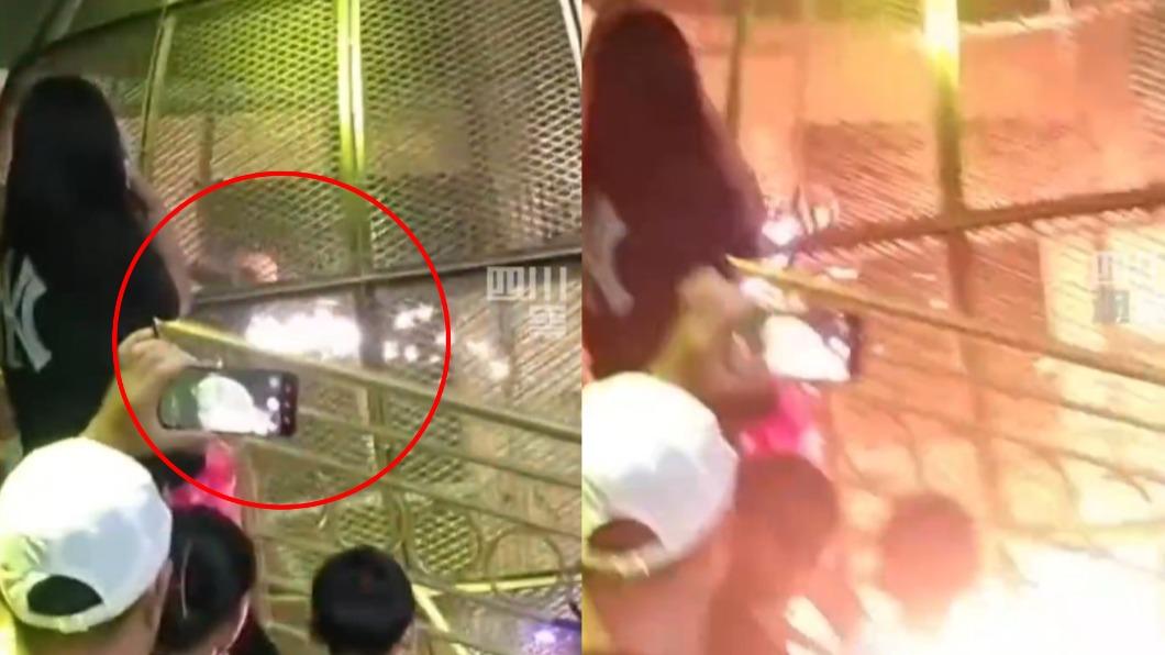 摩托車在開場繞行時就已經竄出陣陣火星。(圖/翻攝自@四川電視台新聞現場 微博)