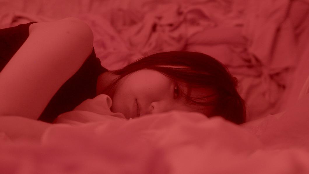 孫盛希脫了!不藏了「渾圓美胸」全看光 喊話:放開包袱