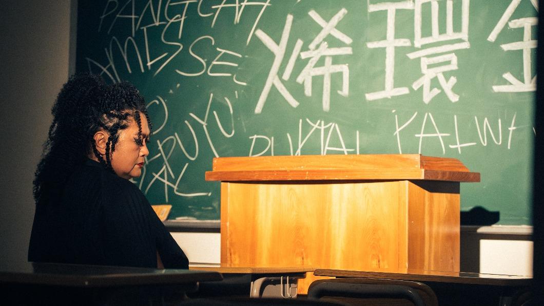 巴奈寫下了〈你說你⼜沒有推他〉這⾸悲極⽣怒的痛訴之歌。(圖/子皿有限公司提供)