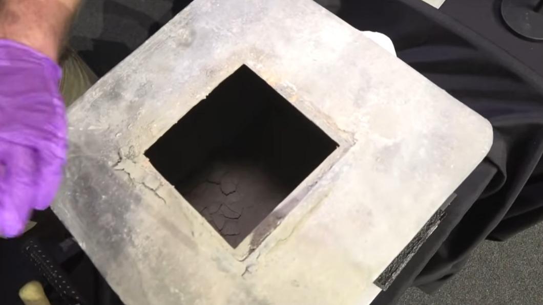 西點軍校開心拆封200年「時光膠囊」，內部卻空空無物、只有一堆泥土。（圖／翻攝自西點軍校YouTube）