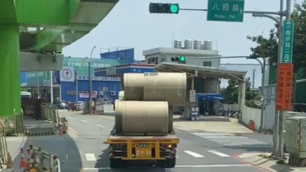 超巨圓筒晃整路!拖板車恐怖超載 目擊駕駛驚喊:會出人命