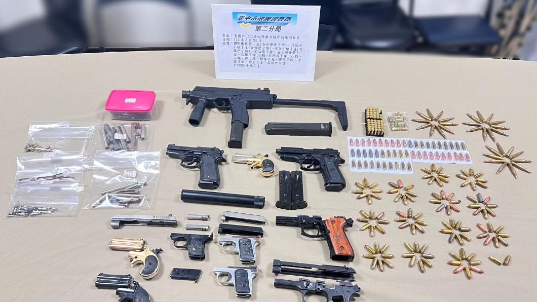 軍火庫暗藏四合院草叢 中市警查獲衝鋒槍逮2男子