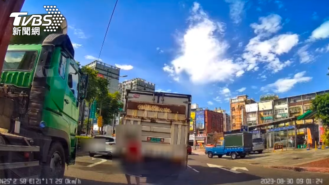 婦人擅自穿越車道。(圖/TVBS)