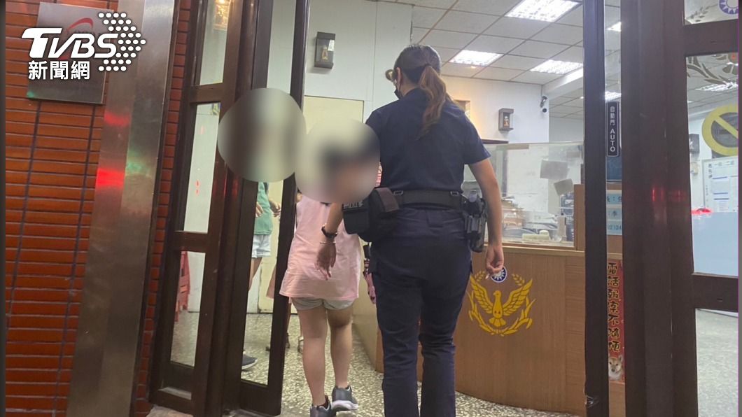 員警耐心安撫女童。（圖／TVBS）