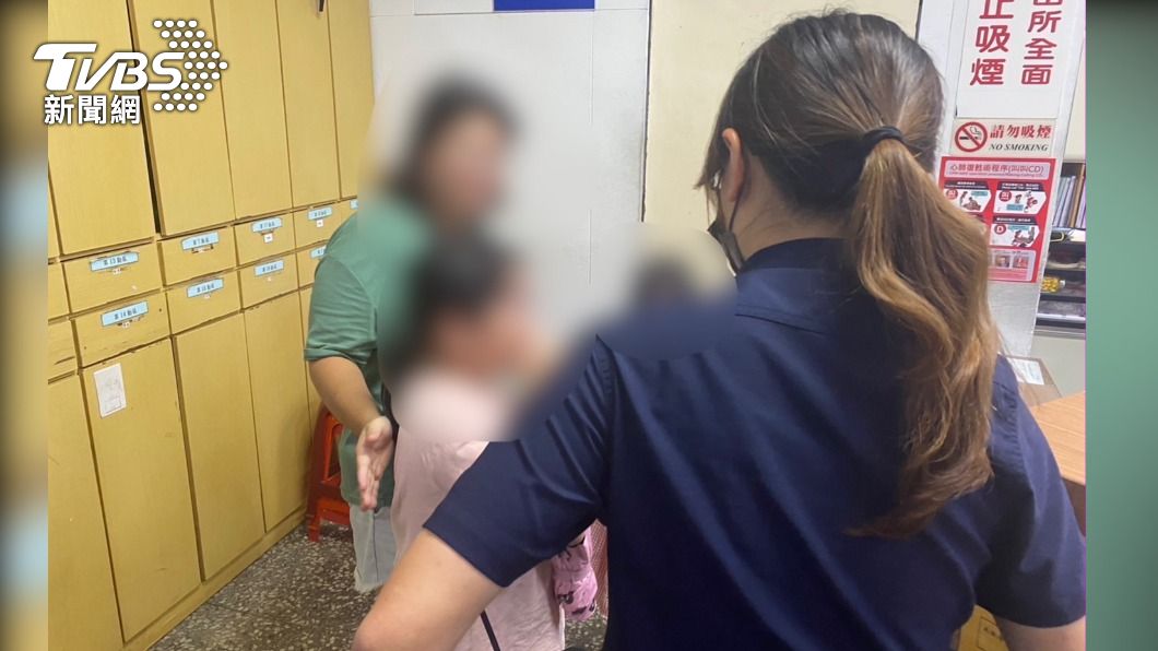 員警耐心安撫女童情緒，並詢問家長聯絡電話。（圖／TVBS）