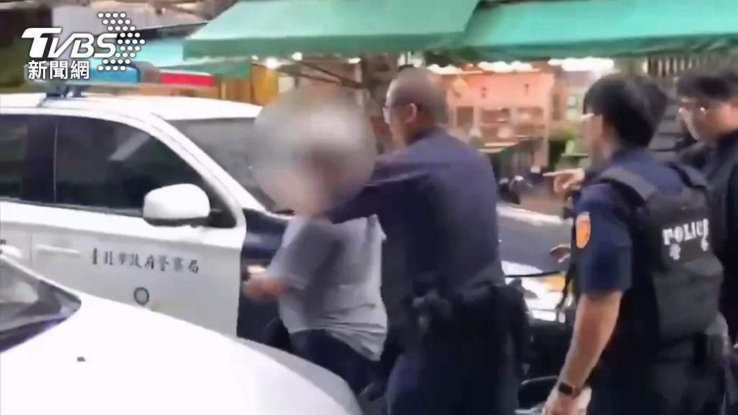 員警將犯嫌帶回派出所。(圖/TVBS)