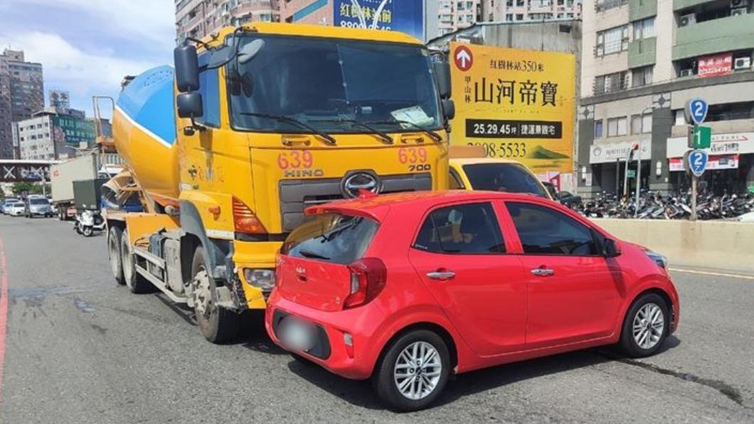 切換車道出事了!淡水翁下秒遭追撞「車歪90度」拖行
