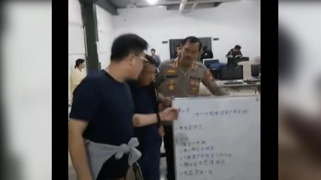 印尼警方破獲88人詐騙集團，辦公室還有中文教戰手冊。（圖／翻攝自Tribun Batam臉書粉專）