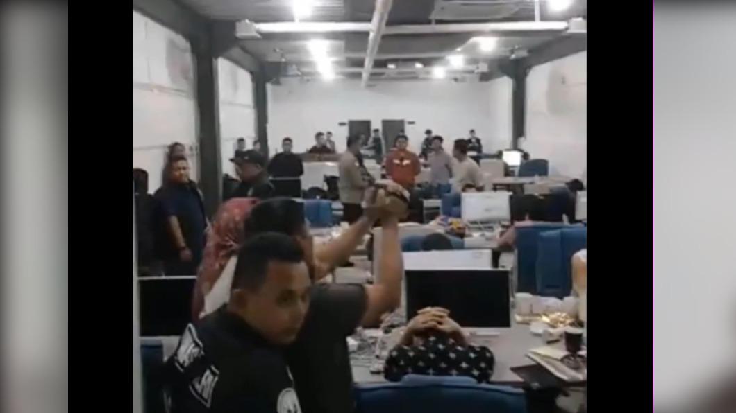 印尼警方破獲網戀詐騙集團，包含83名男性與5名女性大陸公民。（圖／翻攝自Tribun Batam臉書粉專）
