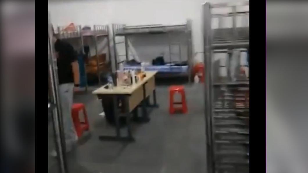 印尼警方破獲大陸籍詐騙集團，嫌犯都來自中國。（圖／翻攝自Tribun Batam臉書粉專）