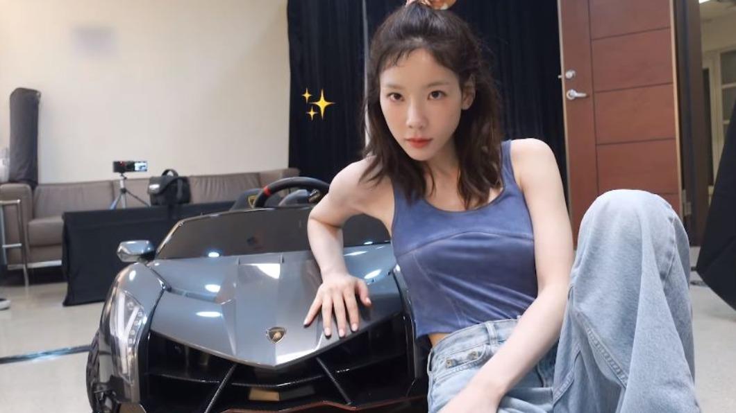 太妍開心地與跑車合照,並頻頻向台灣粉絲致謝。(圖/翻攝自太妍官方YT)