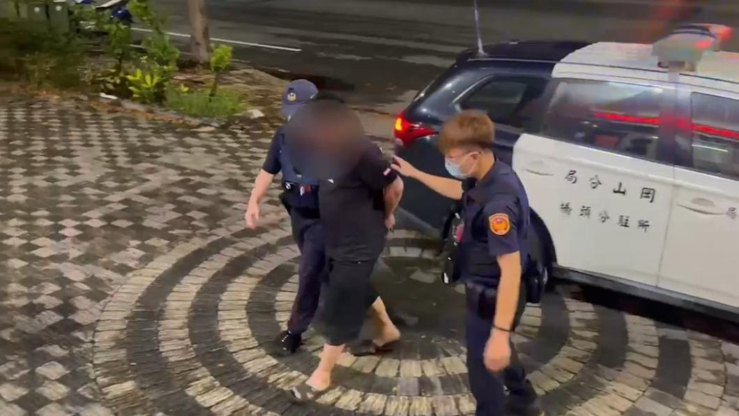 男子被警方帶回警局。（圖／警方提供）