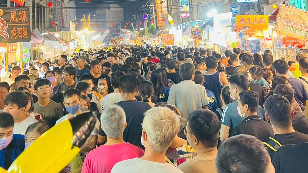 1年1度虎尾「普渡夜市」擠爆！路人舉動掀眾怒：想尻他一拳