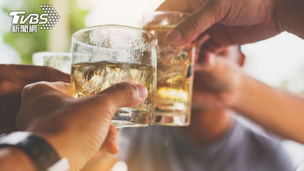 7歲童偷酒到校暢飲!師見「一片睡歪」秒抓包 他下場超慘