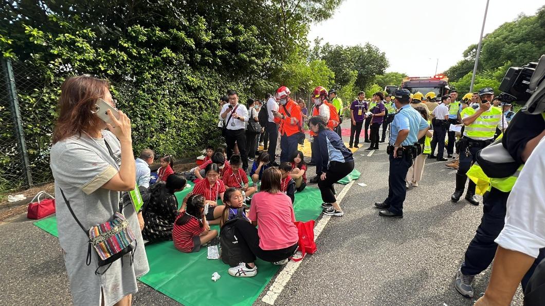 香港校車、雙層巴士對撞!至少17人傷 2人重傷送醫
