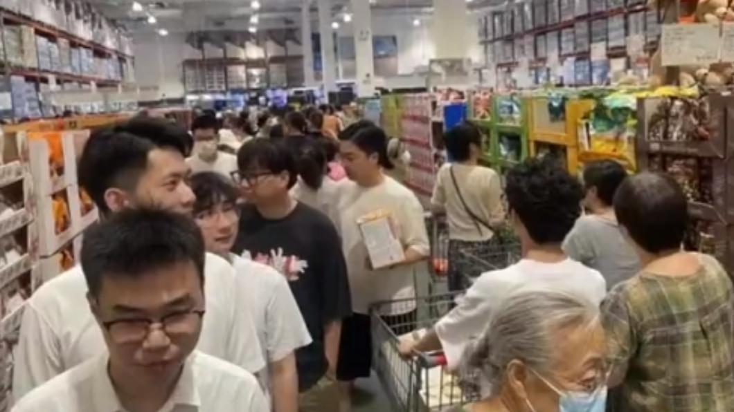 施瓦茨表示，無論平日還是周末，好市多賣場內的人潮都非常多。（圖／翻攝自@chrislovesbball推特）