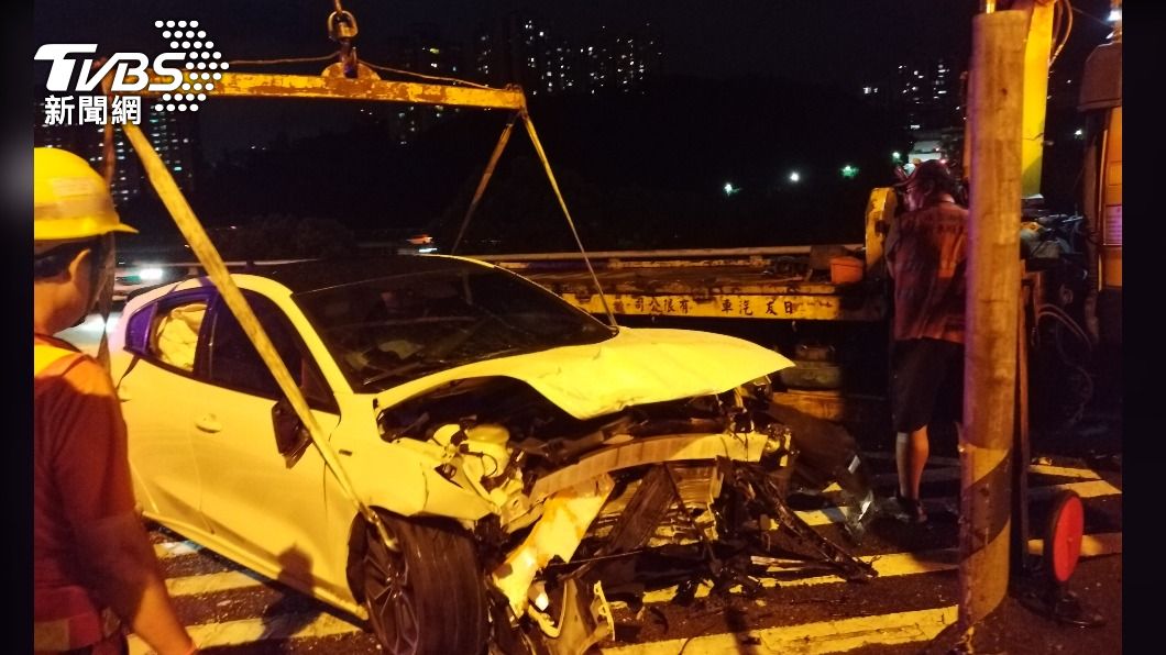 車內飄酒味!小轎車猛撞國道分隔島 「車頭全毀」人輕傷