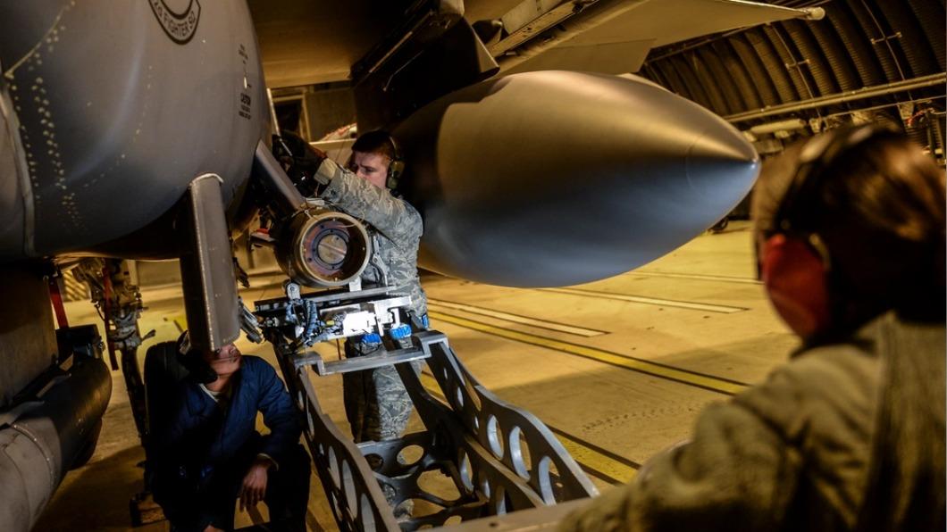 英國萊肯希斯空軍基地內,美軍官兵正在替F-15E戰機進行彈藥檢查。(圖/翻攝自美軍DVIDS系統)