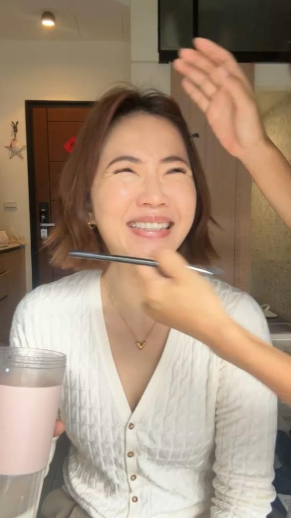 謝忻犯戲癮，又不小心笑噴。（圖／翻攝自謝忻臉書）