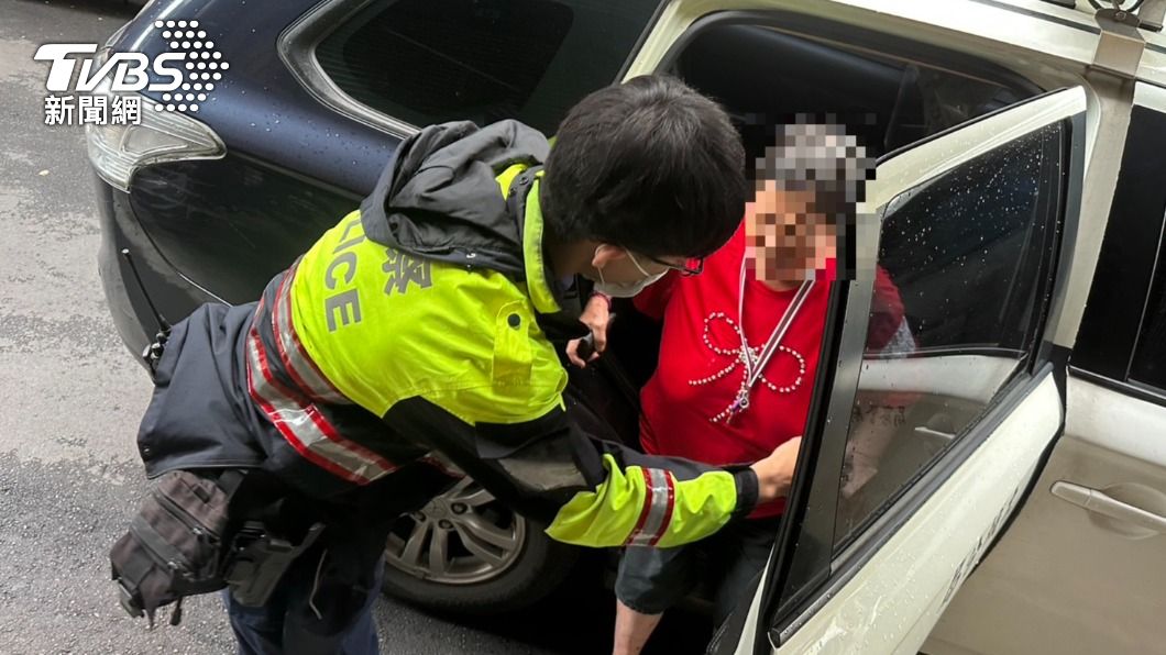 失智嬤闖快速道路徘徊！小黃司機急停救援　警接力助返家