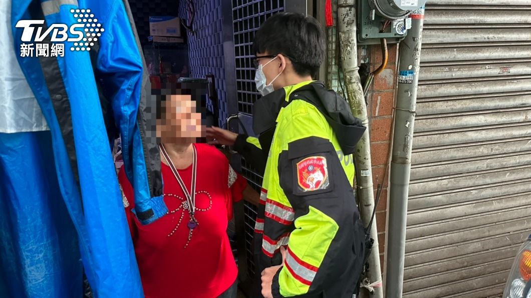 員警自告奮勇載張婦回家。（圖／TVBS）
