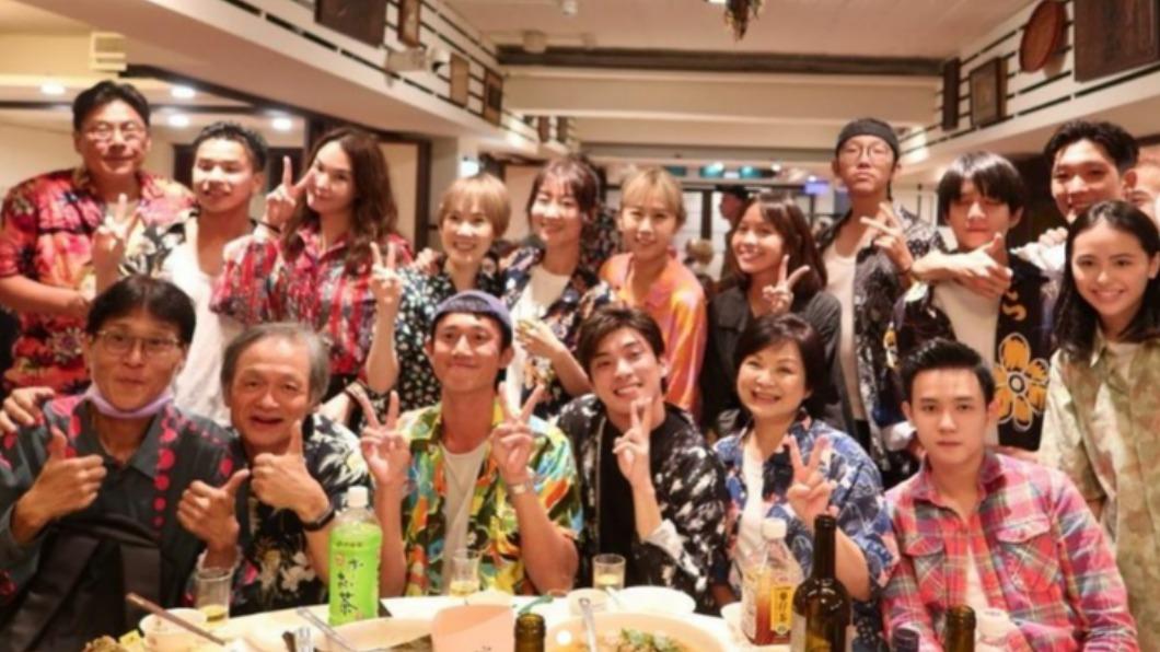謝展榮(右下)曬出《有生之年》演員合照。(圖/翻攝自謝展榮IG)