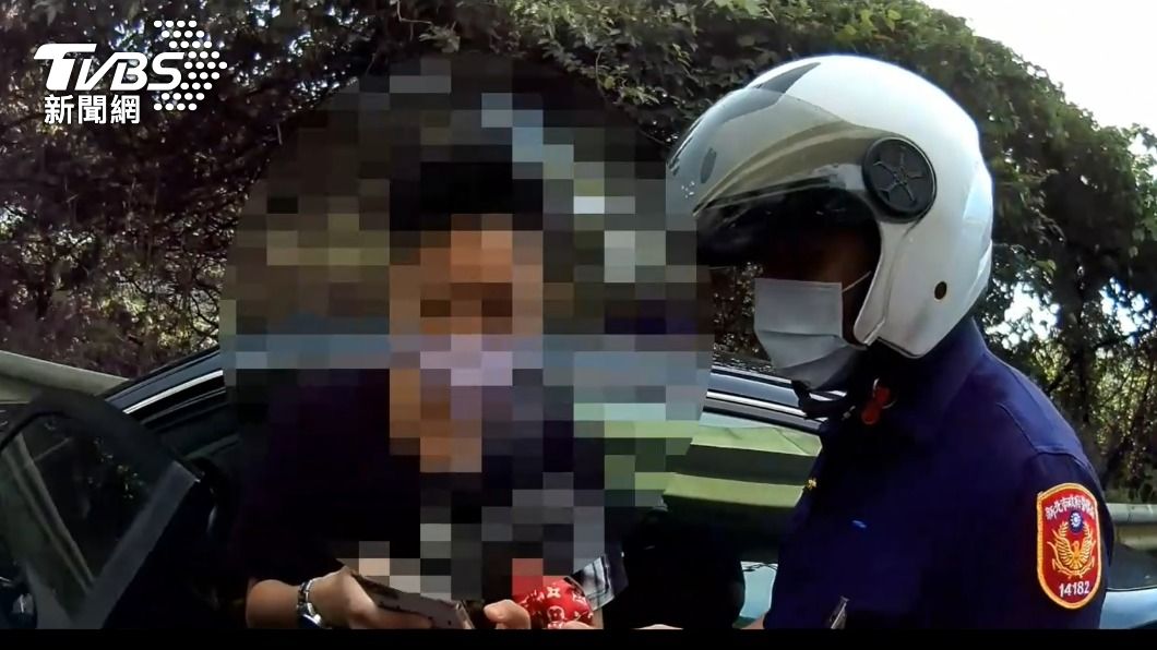 潘姓女通緝犯借車不還挨告侵占,在路上被警方攔截逮捕。(圖/TVBS)