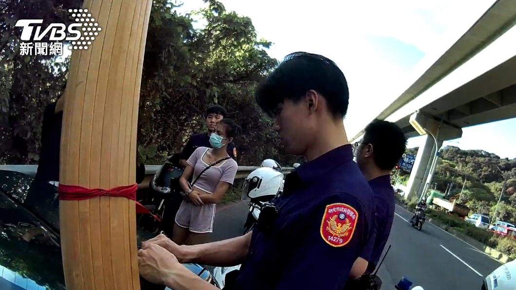 警方在車上查扣草蓆。(圖/TVBS)