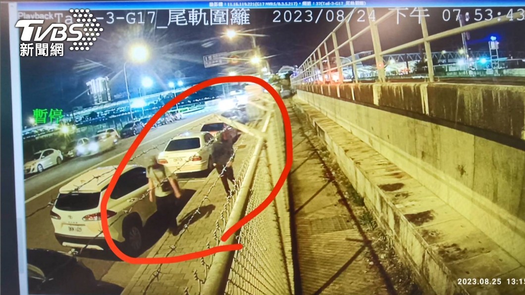 警方調查多組監視器追緝犯人。(圖/TVBS)