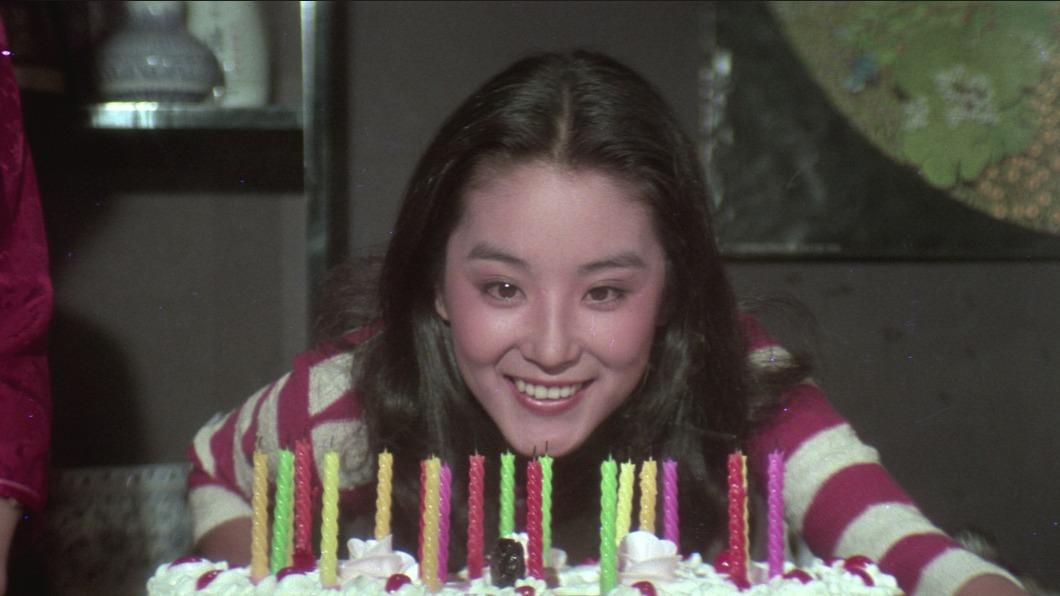 林青霞23歲盛世美顏舊照出土 甜笑慶生吹蠟燭!笑容暈爆