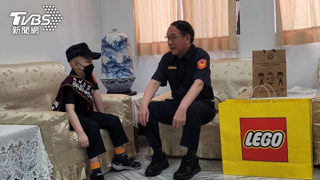 許小弟穿上小小警察制服體驗警察工作。(圖/TVBS)