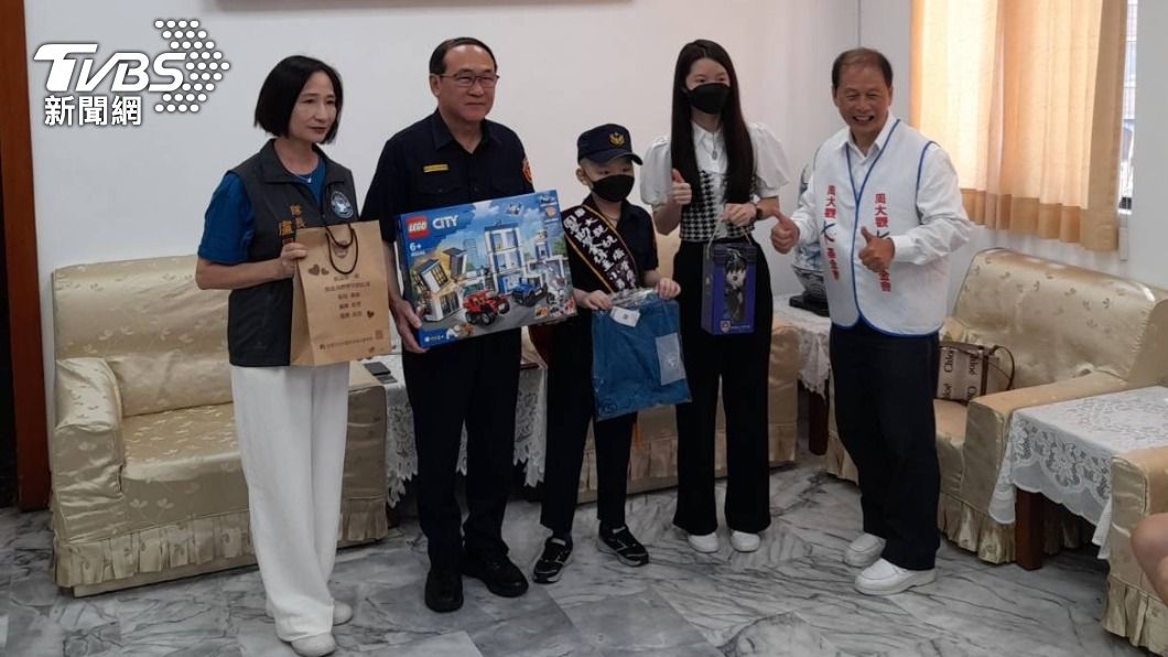 桃園警局長吳坤旭頒發助學金、樂高玩具。(圖/TVBS)