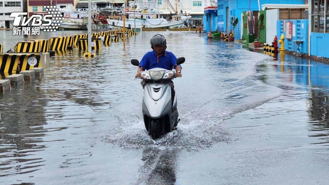 颱風蘇拉來襲+適逢大潮 澎湖低窪區海水滿溢淹路面