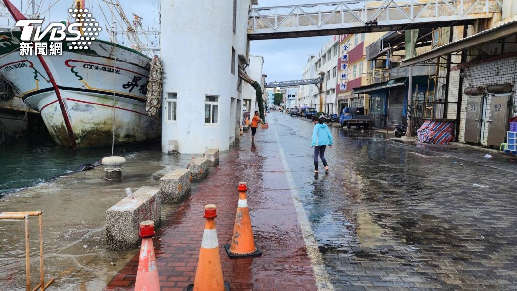 馬公第二漁港與西嶼等地勢較低窪地區,海水滿溢到路面。(圖/中央社)