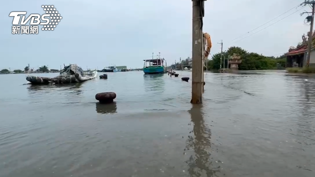 藍月+百年大潮！雲林漁港淹慘「汪洋一片」　分不清海還是岸