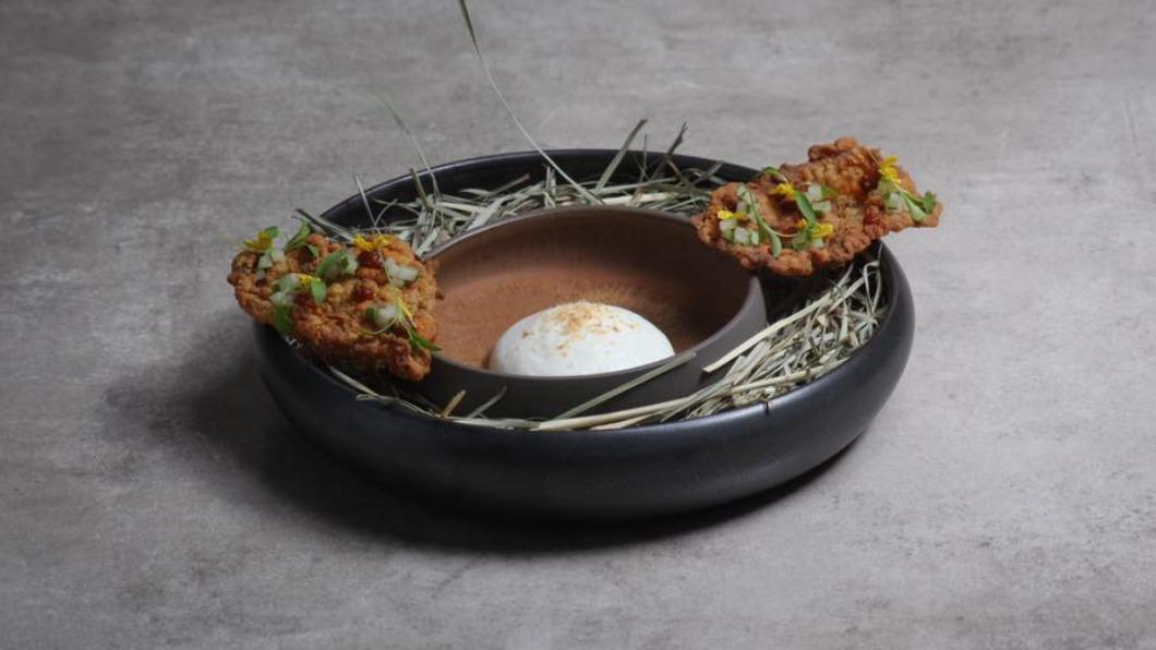 椰漿飯為雞皮、椰漿、姍芭辣椒做成的一道料理。(圖/翻攝自JL Studio臉書)