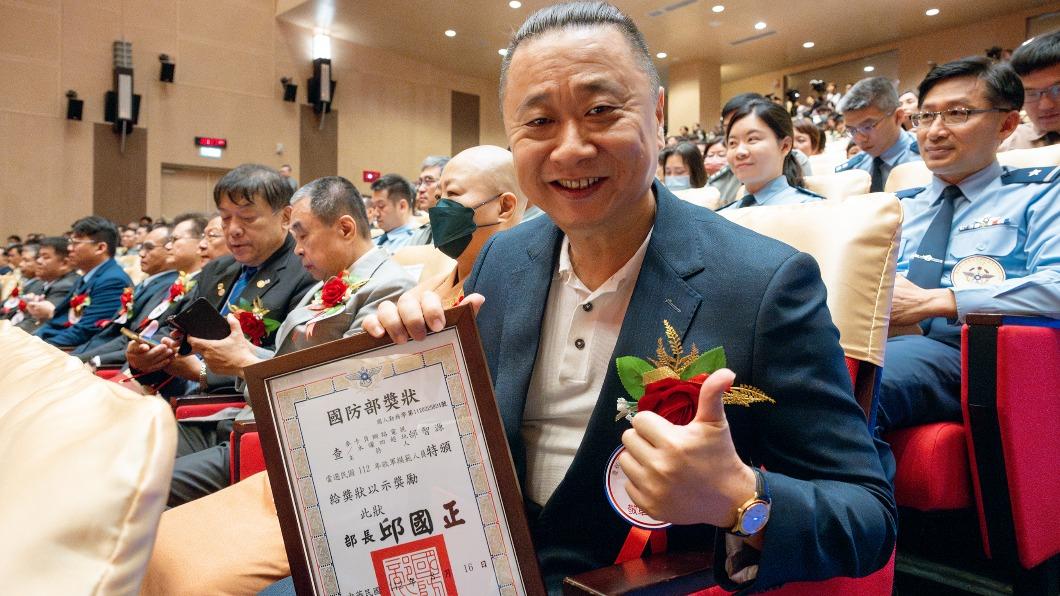 九三軍人節表揚!蔡英文親頒邰智源「敬軍模範」 全場騷動