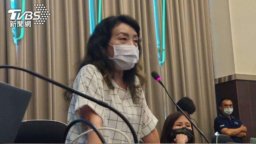 王薇君在車廂內發現一個約手掌大的罹難者頭蓋骨。（圖／TVBS資料畫面）