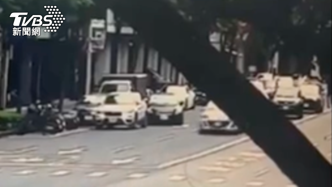 男子對著停放在路旁的2輛轎車開8槍洩憤。(圖/TVBS)