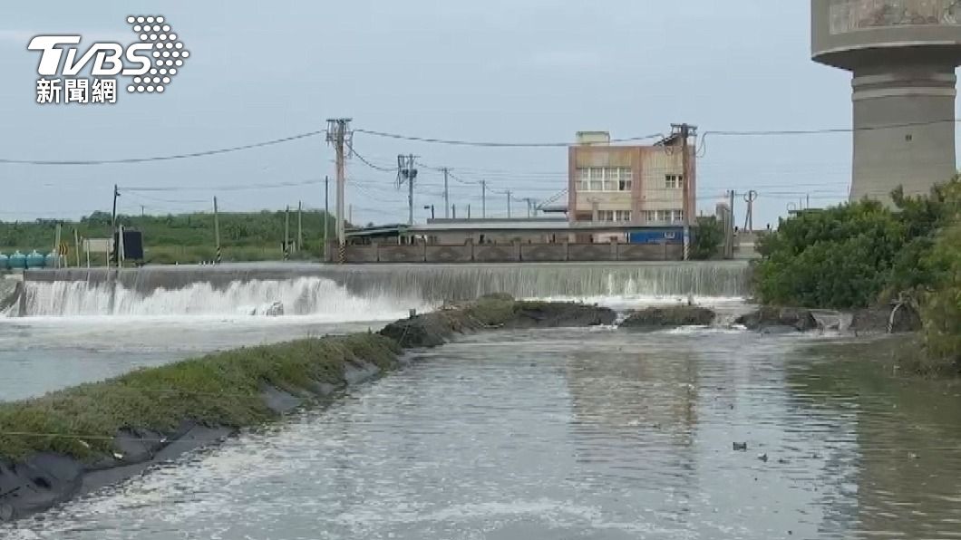 雲林箔子寮汪洋一片！海水倒灌淹半個輪胎高　居民急移車