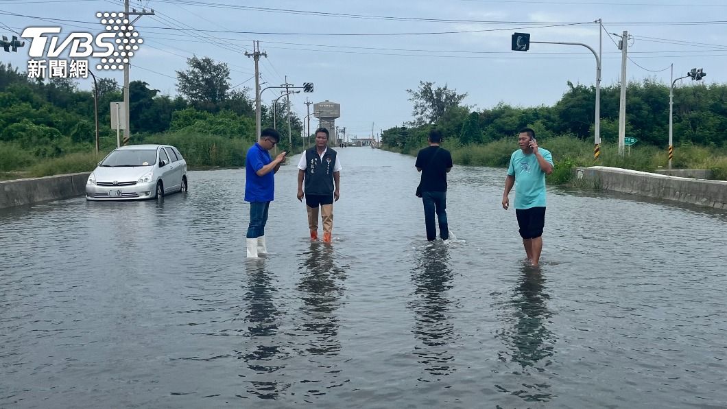 雲林箔子寮海水倒灌。(圖/中央社)