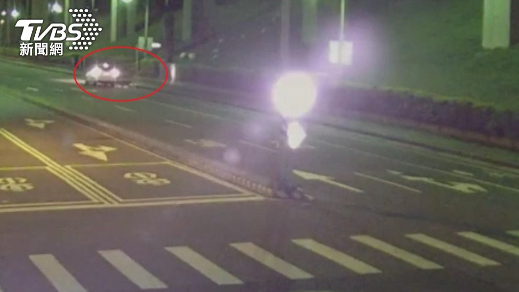 蔡男開車將情敵劉男撞飛。（圖／TVBS）