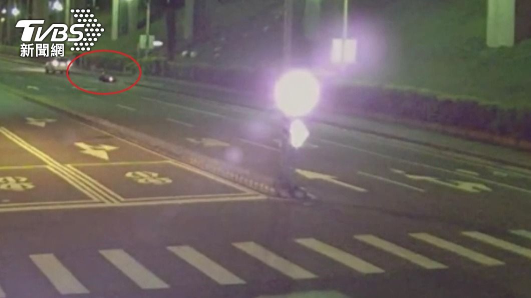 蔡男開車撞倒情敵後還下車持棍棒毆打對方。（圖／TVBS）