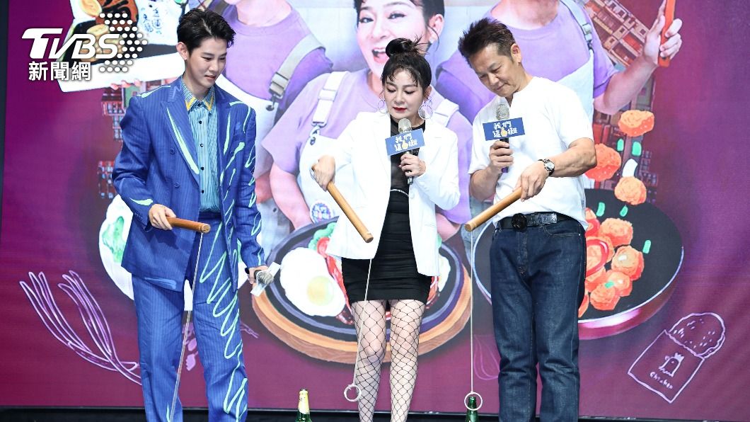 夏和熙、王彩樺、徐乃麟一起玩吊酒瓶。（圖／張哲鳴攝）