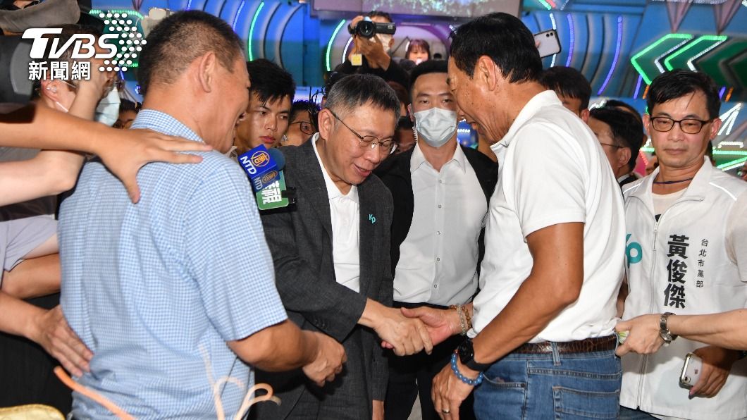 民眾黨主席柯文哲、鴻海創辦人郭台銘日前均出席台北市計程車駕駛員職業工會餐會。（圖／胡瑞麒攝）