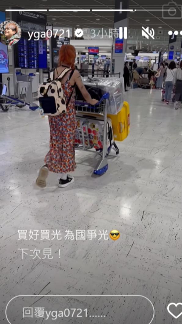 蔡阿嘎一行人行囊堆滿4台推車。(圖/翻攝自蔡阿嘎IG)