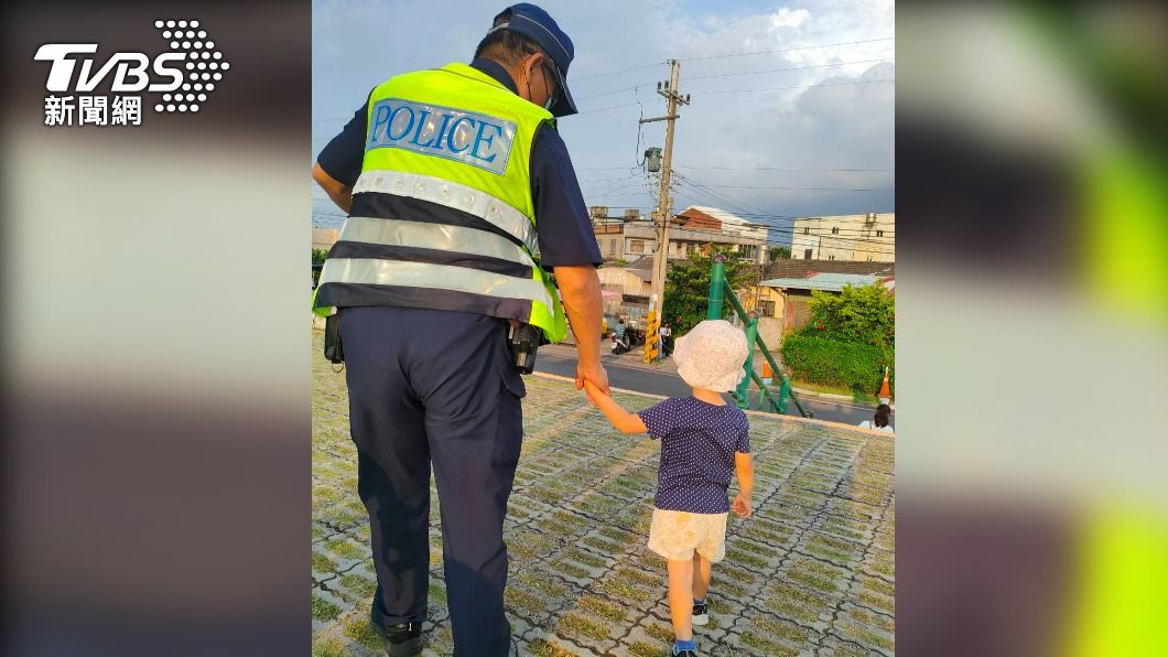 別害怕有我在!2歲走失童不哭不鬧 暖警小手牽牽幫找爸媽
