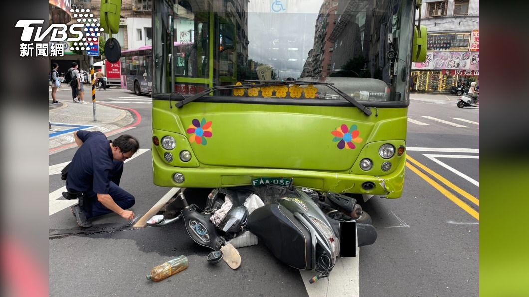 新北男疑為搶快！違規闖紅燈左轉　機車慘遭公車「吞噬」