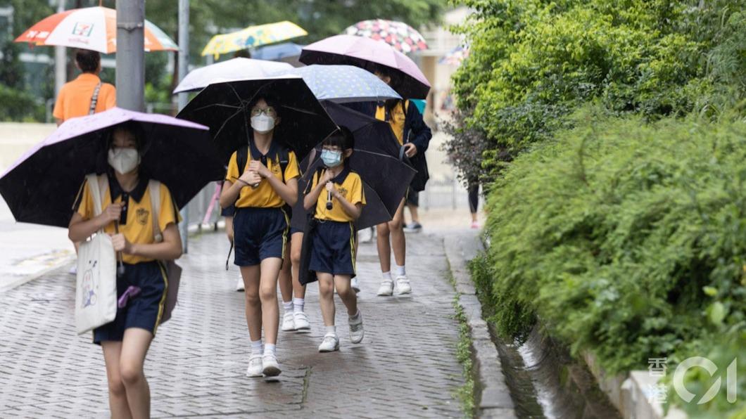 強颱蘇拉發威「直撲港澳」　香港中小學、幼稚園宣布明日停課