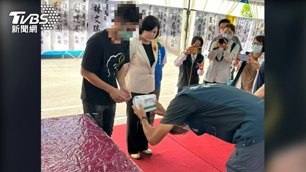 舉辦喪儀剩下的善款將會交給家屬。(圖/TVBS)